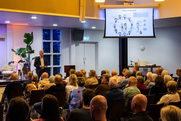 Van praatje tot voorzorgcirkel: 80 inwoners denken tijdens informatieavond mee over een zorgzame en veilige buurt